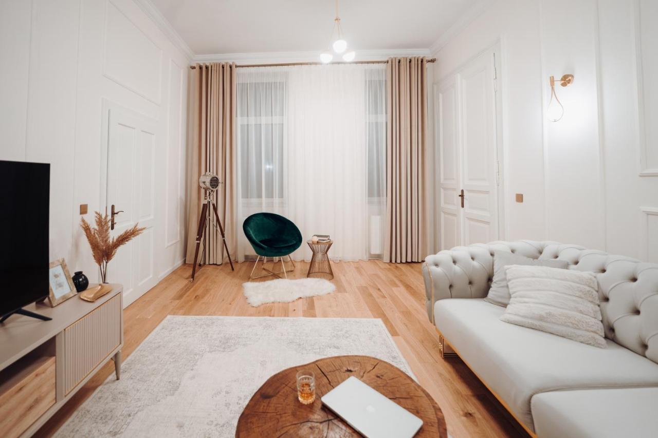 Fabulous And Fancy City Center Designer Apartment Cluj-Napoca Exterior photo