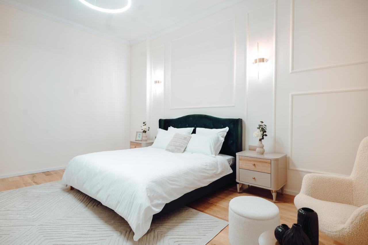 Fabulous And Fancy City Center Designer Apartment Cluj-Napoca Exterior photo