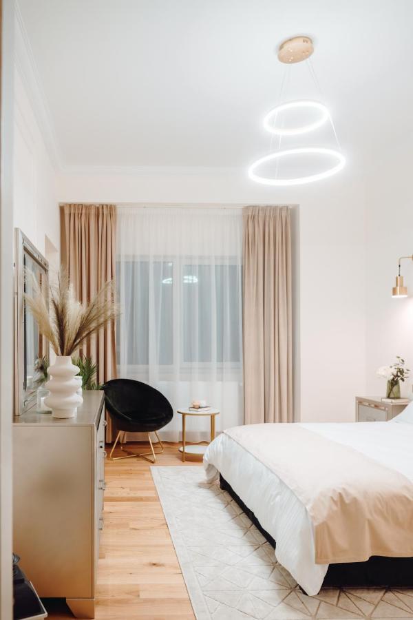 Fabulous And Fancy City Center Designer Apartment Cluj-Napoca Exterior photo