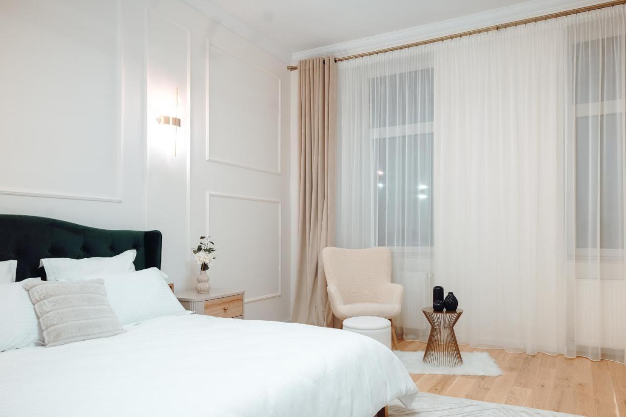 Fabulous And Fancy City Center Designer Apartment Cluj-Napoca Exterior photo